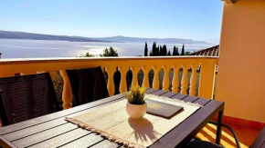 Appartement mit Balkon und Meerblick